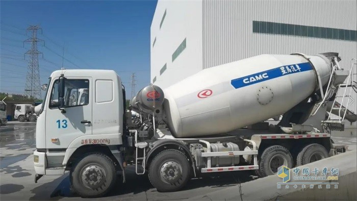 環(huán)昌攪拌站內(nèi)的星馬國(guó)六攪拌車(chē)