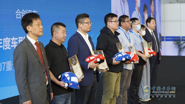 工業(yè)和信息化部裝備工業(yè)發(fā)展中心主任瞿國春、中國國際貿易促進委員會機械行業(yè)分會會長周衛(wèi)東為獲獎企業(yè)和個人頒獎