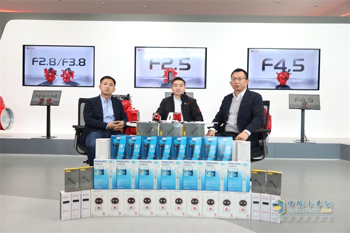 北京會場：從左起福田康明斯應用工程經理楊立波 福田康明斯服務總監(jiān)伊里亞斯福田康明斯輕型業(yè)務總監(jiān)鄭祥云