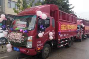 卡友的別樣婚禮！白家公子迎娶李家小姐 六臺(tái)帥鈴做婚車 