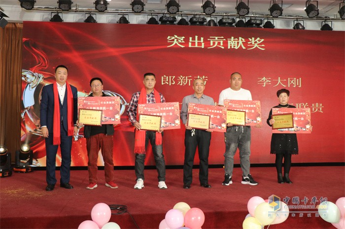 一汽解放營(yíng)銷(xiāo)總部市場(chǎng)部部長(zhǎng)，高級(jí)主任師趙安慶(左一)現(xiàn)場(chǎng)頒發(fā)“突出貢獻(xiàn)獎(jiǎng)”