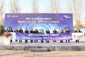 領(lǐng)航卡車與中國郵政戰(zhàn)略攜手  首批25臺領(lǐng)航·藍(lán)牛王冷藏車交付