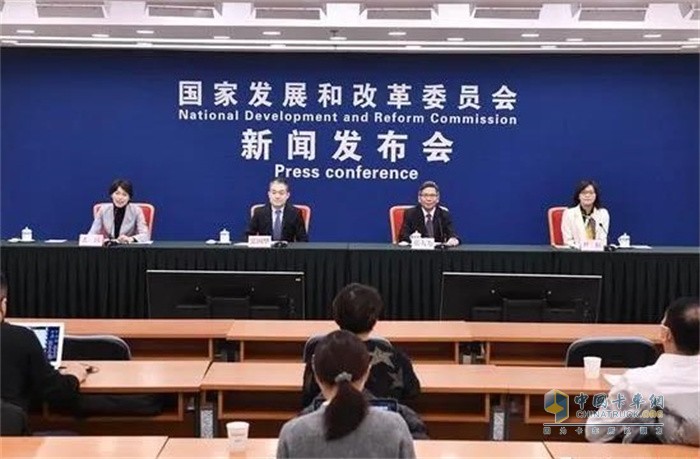 日前，國(guó)家發(fā)展改革委印發(fā)《“十四五”現(xiàn)代流通體系建設(shè)規(guī)劃》(以下簡(jiǎn)稱《規(guī)劃》)。規(guī)劃提到，到2025年，現(xiàn)代流通體系加快建設(shè)，商品和資源要素流動(dòng)更加順暢，商貿(mào)、物流設(shè)施更加完善，國(guó)內(nèi)外流通網(wǎng)絡(luò)和服務(wù)體系更加健全，流通業(yè)態(tài)模式更加豐富多元，流通市場(chǎng)主體更具活力，