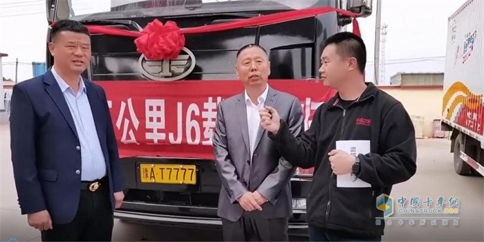 解放“鷹雄匯”全國總會長、京津冀分會會長李煥福(中)和“鷹雄匯”河南分會會長耿開學(xué)(左)