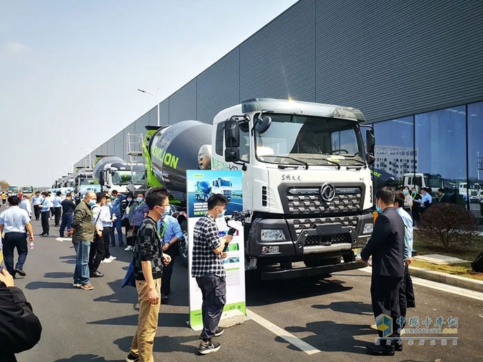 客戶品鑒東風天錦KR、天龍KC攪拌車