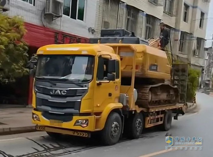 格爾發(fā)挖掘機(jī)運輸車
