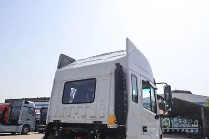 江淮重卡A5X冷藏運輸車采用了斜坡高頂設(shè)計