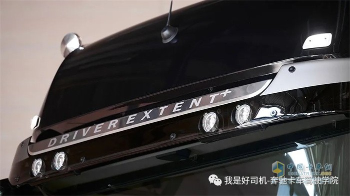 融合在遮陽板內的 LED 前照燈
