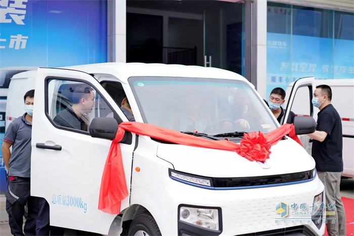 遠(yuǎn)程汽車(chē)-順豐小豐車(chē)批量交車(chē)儀式在成都舉行