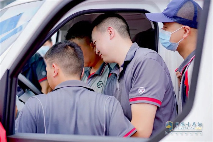 遠(yuǎn)程汽車(chē)-順豐小豐車(chē)批量交車(chē)儀式在成都舉行