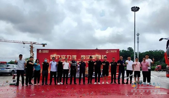 豪沃TH7危險(xiǎn)品集裝箱牽引車