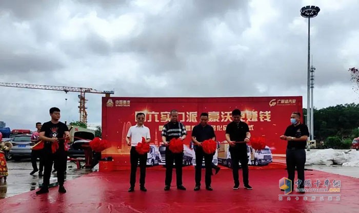 豪沃TH7危險(xiǎn)品集裝箱牽引車