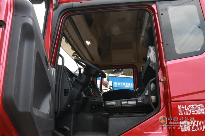 陜汽德龍X5000L牽引車(chē)將關(guān)注點(diǎn)放到了舒適和安全方面