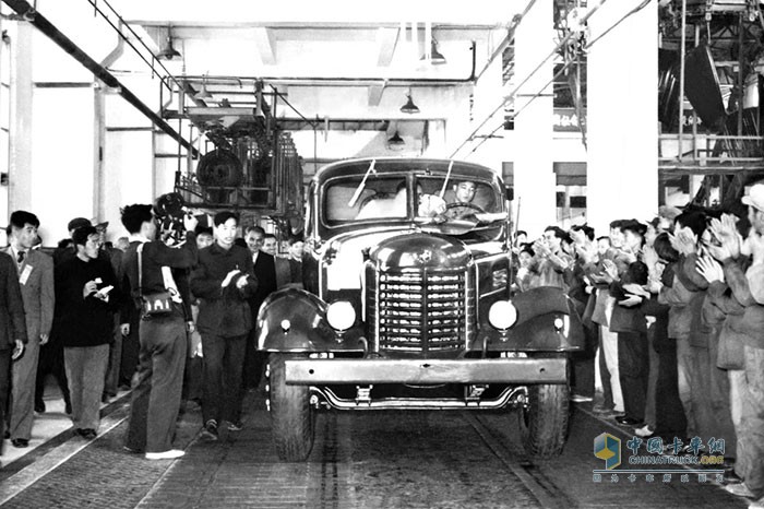 1956.7.13 第一輛解放卡車(chē)駛下生產(chǎn)線(xiàn)