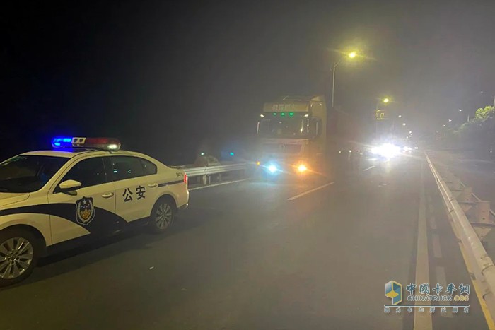 浙江交警 車(chē)輛超載 人貨混裝