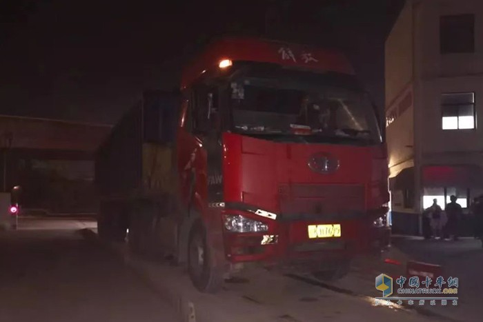 浙江交警 車(chē)輛超載 人貨混裝