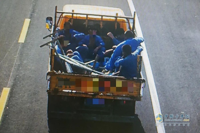 浙江交警 車(chē)輛超載 人貨混裝