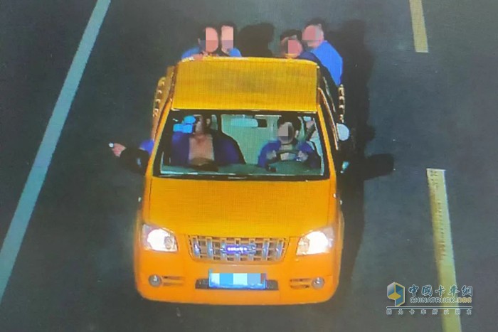 浙江交警 車(chē)輛超載 人貨混裝