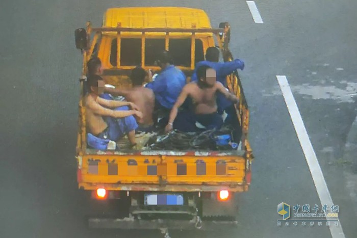 浙江交警 車(chē)輛超載 人貨混裝
