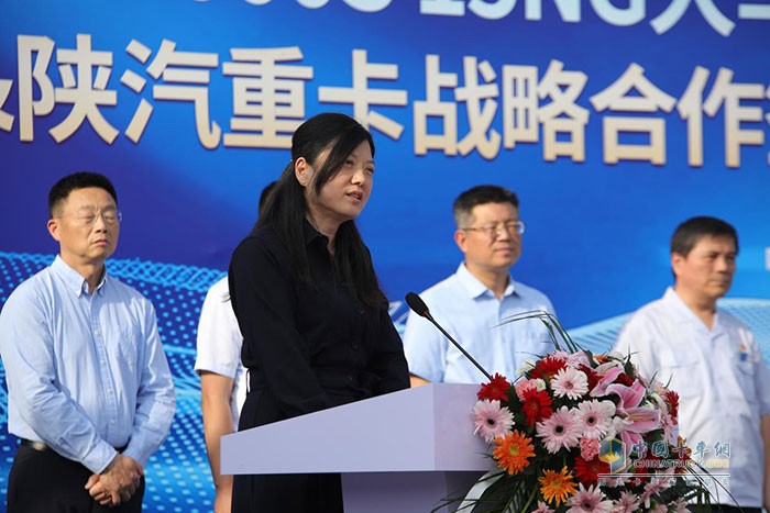 堯柏集團(tuán)董事長、總裁王蕊上臺(tái)致辭