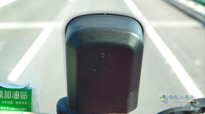 新黃河重卡搭載了緊急制動(dòng)系統(tǒng)(AEBS)、車道偏離預(yù)警系統(tǒng)(LDWS)、自適應(yīng)巡航系統(tǒng)(ACC)等配置