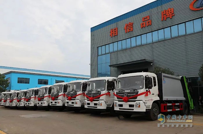 程力集團(tuán)攜手東風(fēng)商用車重點(diǎn)打造的25噸天龍勾臂垃圾車