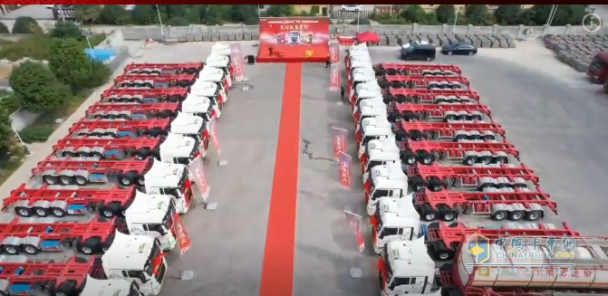 汕德卡危化品運(yùn)輸車(chē)大批量交付江蘇南京大客戶(hù)