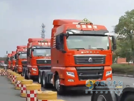 汕德卡危化品運(yùn)輸車(chē)批量交付江蘇常州大客戶(hù)