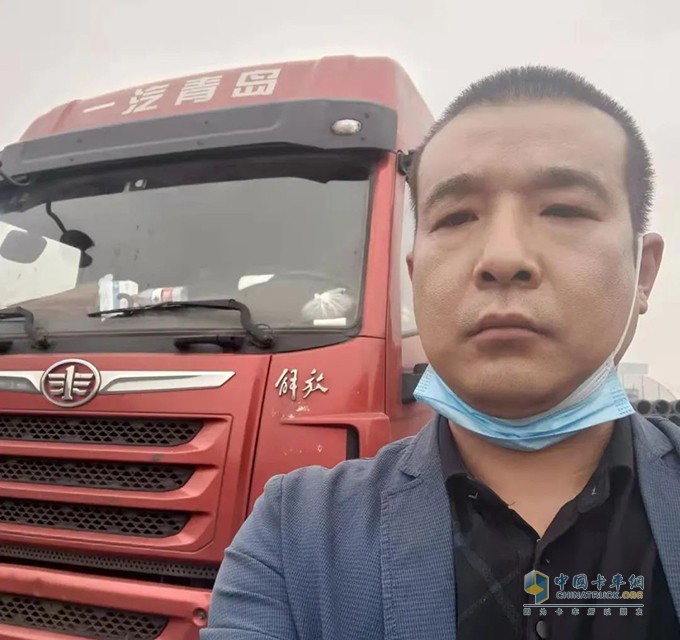 　　1997年，李厚峰開始從事運(yùn)輸行業(yè)，先后使用過多種品牌的車，直到2008年，他接觸到解放品牌，選擇了解放青汽J5M車型。  　　2017年初，李厚峰購買了第一臺悍V車，此后，每一次換車，他都堅(jiān)定選擇解放青汽。如今他擁有十幾臺悍V車，從事鋼材運(yùn)輸，從河北滄州到山西，再從山西到河北武安，一趟趟，一年年，生活在路上周而復(fù)始，始終不變的，是好搭檔悍V的陪伴。  　　鋼材質(zhì)量較重，運(yùn)輸路況復(fù)雜，對車輛要求高。李厚峰說，他就是看中了悍V自重輕、低油耗、故障率低和服務(wù)好的優(yōu)勢，能夠輕松勝任復(fù)雜的鋼材運(yùn)輸工況。這么多年運(yùn)營之路，他很少為車輛擔(dān)心。悍V的高承載力、高可靠性有目共睹  　　既能多拉快跑，又能保障高出勤率，而且，解放青汽在全國有超1000家服務(wù)網(wǎng)點(diǎn)，配備專業(yè)的維修人員和全天候服務(wù)，尤其還為卡友提供暖心基金支持，這讓李厚峰的運(yùn)營之路倍感安心。  　　源于情懷，忠于品質(zhì)，時(shí)間給了李厚峰最好的答案，買解放卡車，值得。  　　在合作的這些年里，李厚峰的運(yùn)輸事業(yè)越來越好，生活更加幸福。他還介紹了很多優(yōu)質(zhì)客戶購買解放青汽卡車，把對解放的信任與支持，傳遞給更多的卡友，為解放青汽在當(dāng)?shù)氐耐茝V起到了重要作用。  　　李厚峰是解放青汽重要的合作伙伴，解放青汽為他的運(yùn)輸之路提供有力支撐  　　2021年，“夢想合伙人”計(jì)劃開啟，李厚峰受邀加入“達(dá)人館”，專享購車、售后等多重權(quán)益，在優(yōu)質(zhì)平臺的加持下，李厚峰的運(yùn)輸事業(yè)必將更上一層樓!  　　未來，解放青汽更好地扶持追夢人，引領(lǐng)更多“夢想合伙人”實(shí)現(xiàn)夢想，攜手前行，創(chuàng)造更美好的生活!