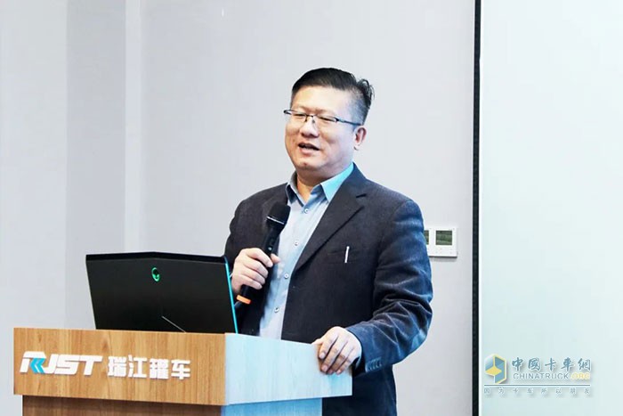 福田戴姆勒汽車歐曼事業(yè)部營銷公司副總經(jīng)理、戰(zhàn)略客戶分公司總經(jīng)理 王 維