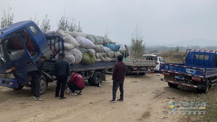 江淮1卡運通服務站站長和維修技師正在為黃師傅的車輛進行保養(yǎng)