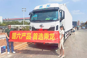 開上乘龍H5載貨車，黃師傅的快遞運(yùn)輸路省油又省心