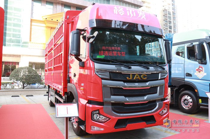 格爾發(fā)4×2 290倉柵式運輸車