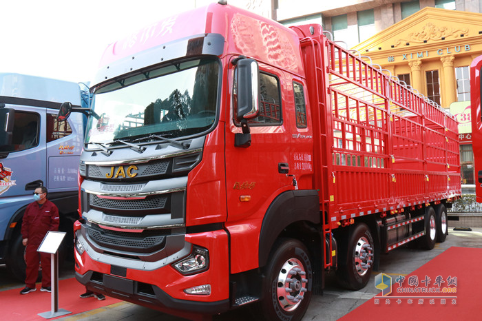 格爾發(fā)8×4 460馬力倉柵式運輸車