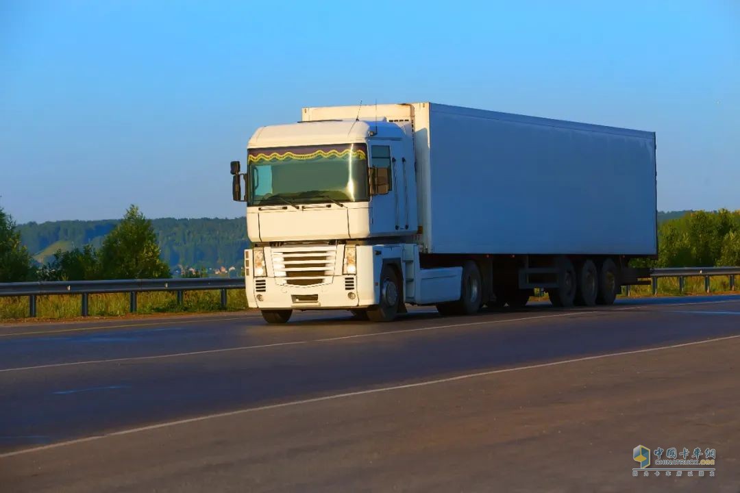 二手商用車交易平臺(tái)解決車源以及信息不透明問題，以線上、線下結(jié)合拍賣的形式展開交易對(duì)接。