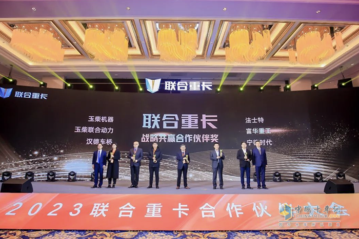 現(xiàn)場簽單2300臺！聯(lián)合重卡+玉柴重機(jī) 共創(chuàng)共贏