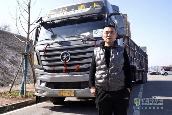 從邂逅到情緣，樊凱旋與大運(yùn)重卡一路相伴