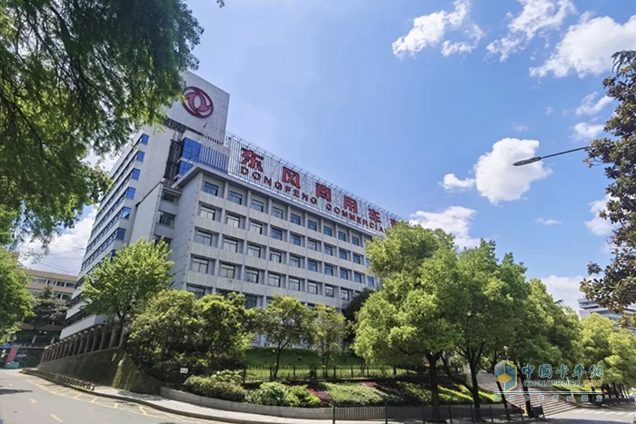 品牌向上 東風(fēng)商用車(chē)榮獲行業(yè)十大獎(jiǎng)項(xiàng)認(rèn)可