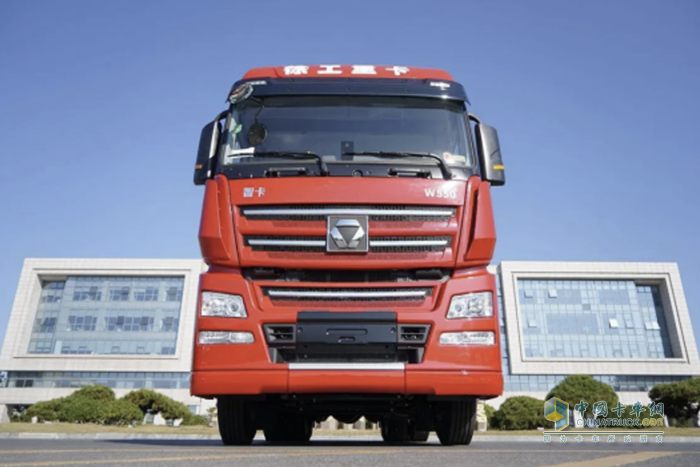徐工智卡W550自動擋牽引車:引領(lǐng)長途干線物流高效發(fā)展