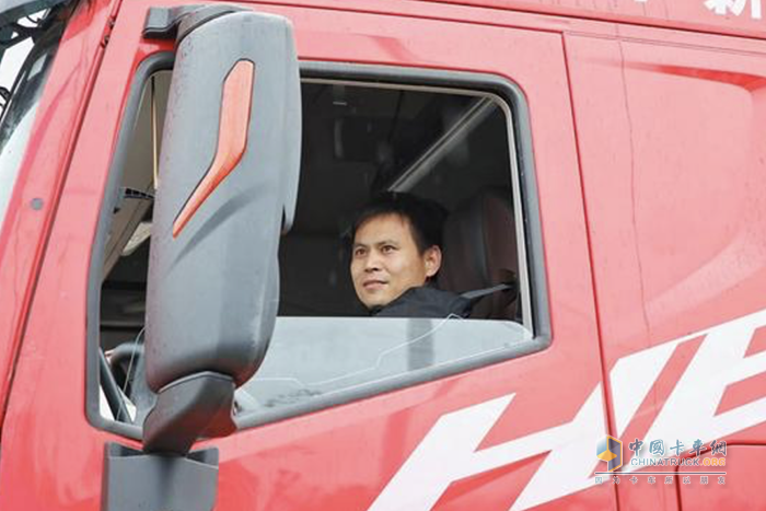 上汽紅巖高速標(biāo)載牽引車媒體長(zhǎng)測(cè)車隊(duì)抵達(dá)溫州 即將奔赴“江城”武漢