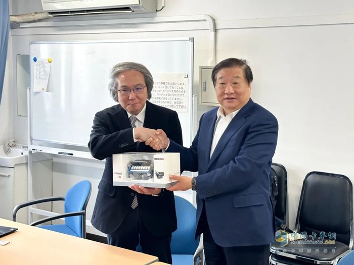 譚旭光與東京工業(yè)大學(xué)進(jìn)行了新能源汽車未來(lái)發(fā)展方向的學(xué)術(shù)交流，