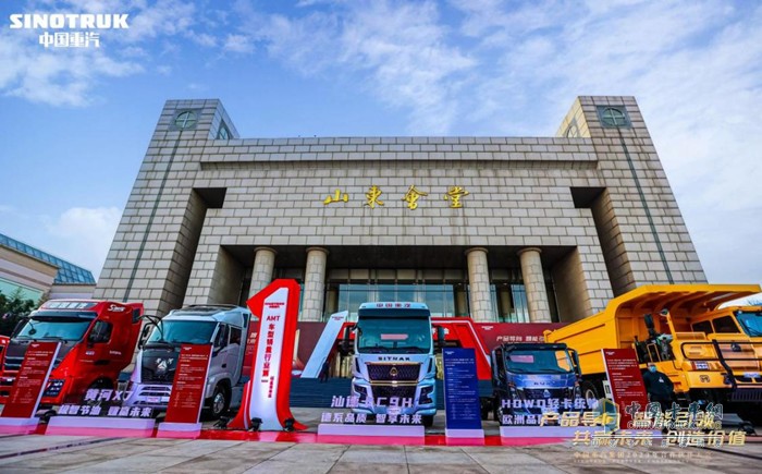 2023年4月28日，中國(guó)重汽(3808.HK)發(fā)布2022年度環(huán)境、社會(huì)及管治(ESG)報(bào)告，披露公司2022年在ESG方面的相關(guān)理念、進(jìn)展與成效。2022年，中國(guó)重汽主營(yíng)業(yè)務(wù)表現(xiàn)出色，重卡銷量15.78萬(wàn)輛，在行業(yè)下行周期實(shí)現(xiàn)銷量和市占率的“雙第一”;重卡出口8.85萬(wàn)輛，連續(xù)18年位居出口銷量國(guó)內(nèi)第一。與此同時(shí)，公司將ESG理念融入戰(zhàn)略規(guī)劃和生產(chǎn)經(jīng)營(yíng)各環(huán)節(jié)，積極應(yīng)對(duì)氣候變化，利用清潔技術(shù)進(jìn)軍新能源汽車產(chǎn)業(yè)。