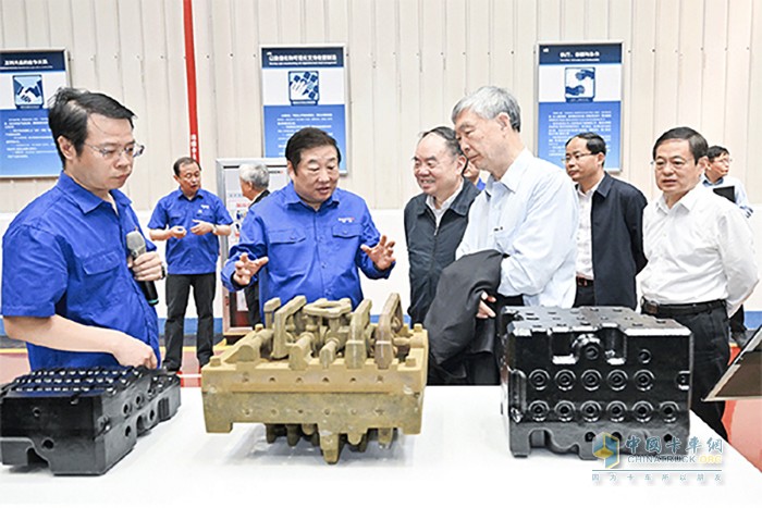 中國(guó)工程院院士、原院長(zhǎng)周濟(jì)一行到濰柴考察調(diào)研
