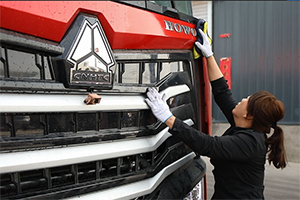 卡車女司機(jī)蘭蘭與全新一代豪沃MAX燃?xì)廛囘\煤路上燃擎創(chuàng)富