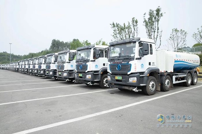 陜汽德龍M3000E純電動(dòng)環(huán)衛(wèi)車(chē)批量交付美麗蓉城