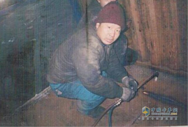 陳國剛年輕時維修卡車照片