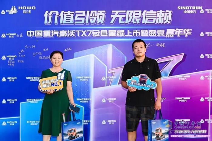冠縣沸騰夜！中國重汽豪沃TX7星耀上市，現(xiàn)場認(rèn)購高達(dá)267輛