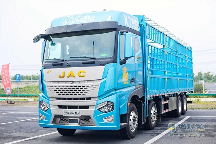 江淮星耀X7 8×4載貨車憑借著高效、節(jié)油且舒適的優(yōu)勢(shì)，將助力廣大卡友在激烈的市場(chǎng)競(jìng)爭(zhēng)中脫穎而出