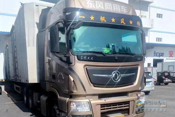 來自石家莊的卡友石師傅，選擇了東風(fēng)天龍旗艦KX520馬力車型運送快遞。