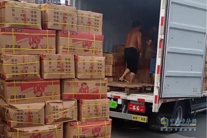 曾先生的這輛奧鈴智藍(lán)純電輕卡，搭載寧德時(shí)代81kWh磷酸鐵鋰電池，配合上該車的一鍵ECO省電模式+制動(dòng)能量回收，能很好的降低能耗。